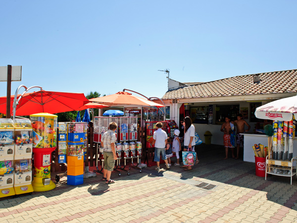 Une épicerie au pole central du camping pour vos achats 